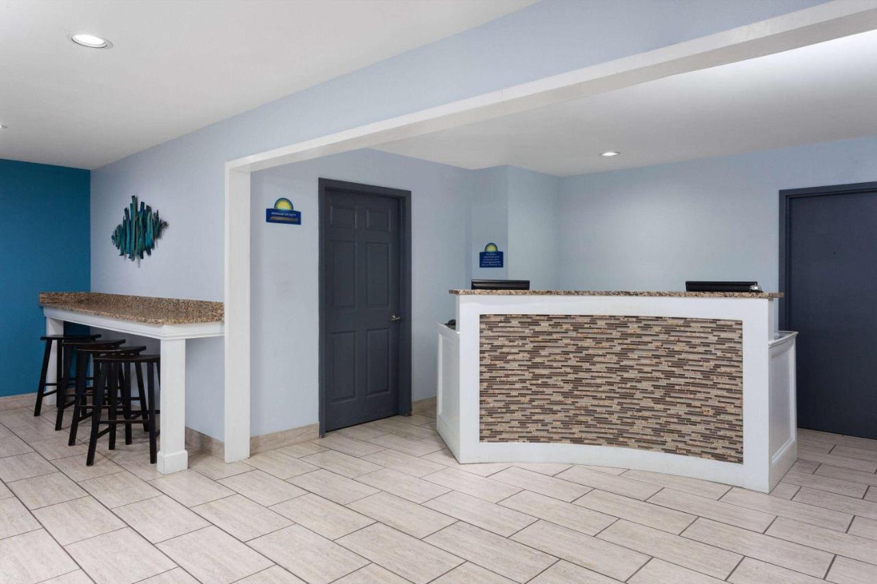 Days Inn & Suites By Wyndham Sellersburg Extérieur photo