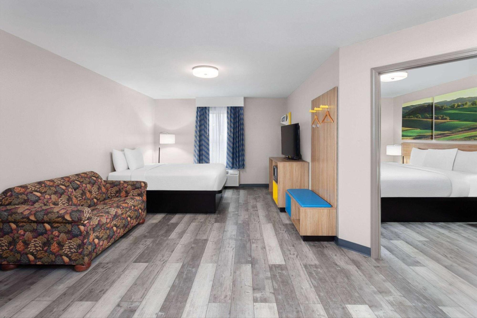 Days Inn & Suites By Wyndham Sellersburg Extérieur photo