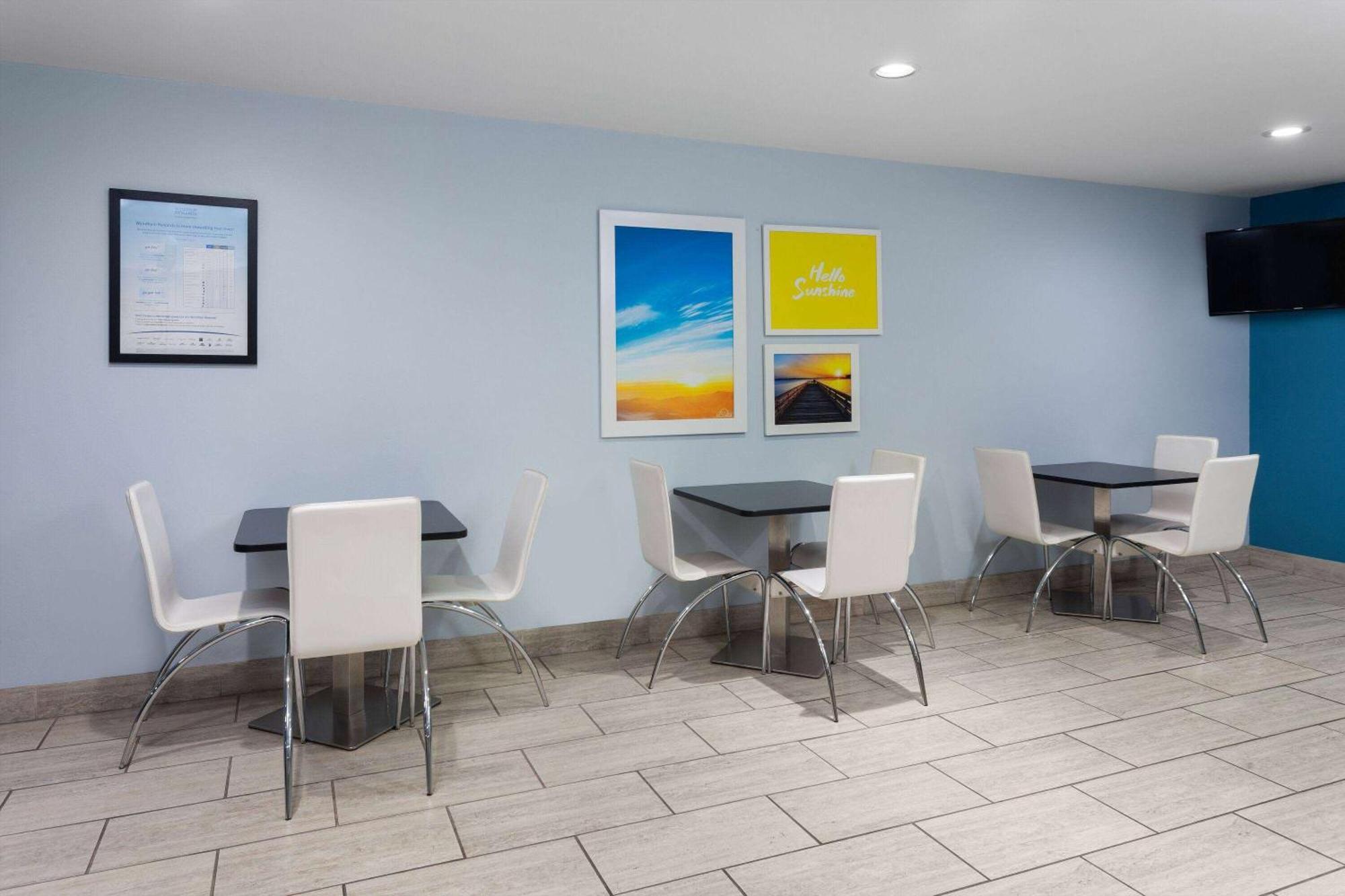 Days Inn & Suites By Wyndham Sellersburg Extérieur photo