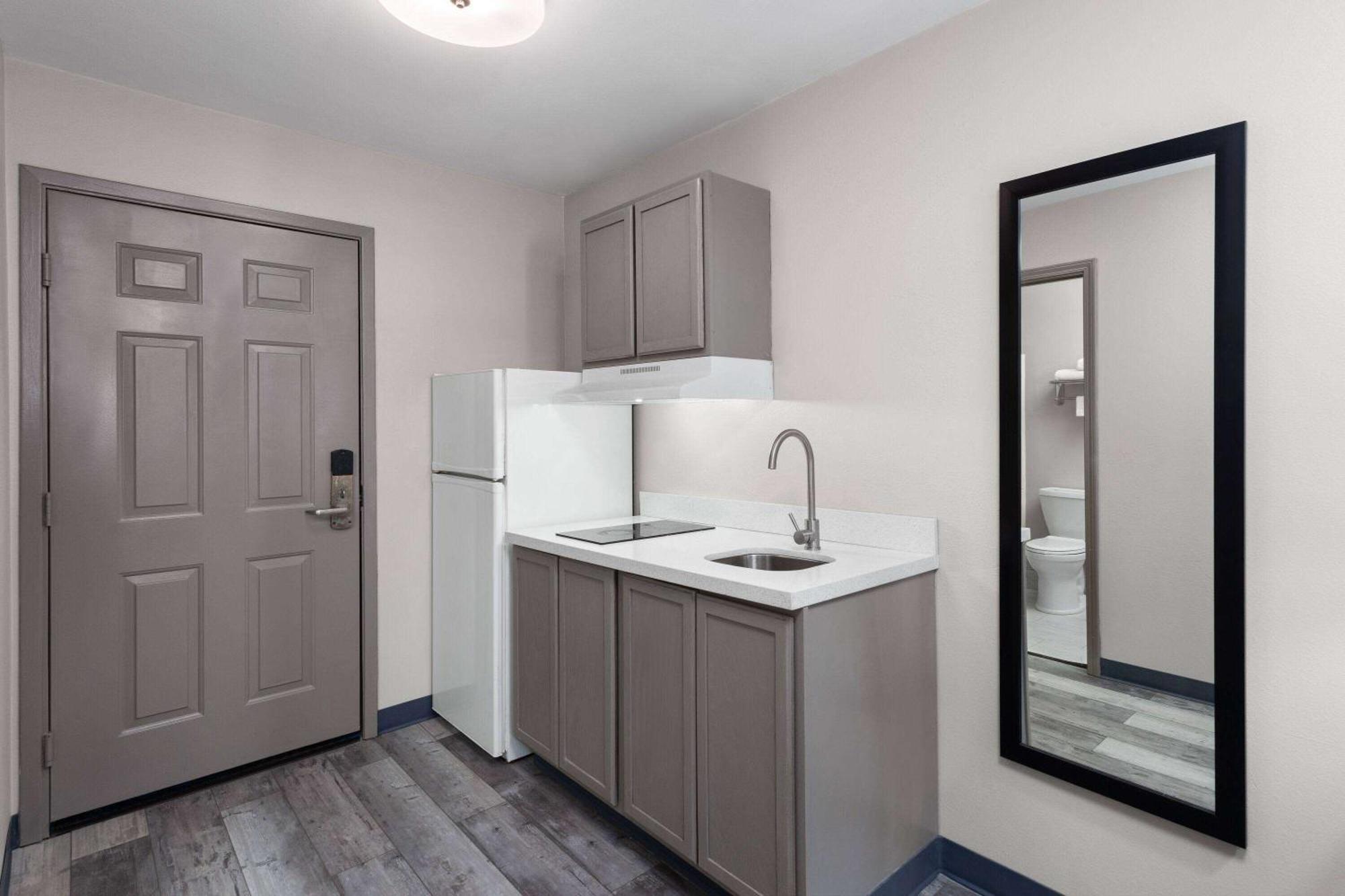Days Inn & Suites By Wyndham Sellersburg Extérieur photo