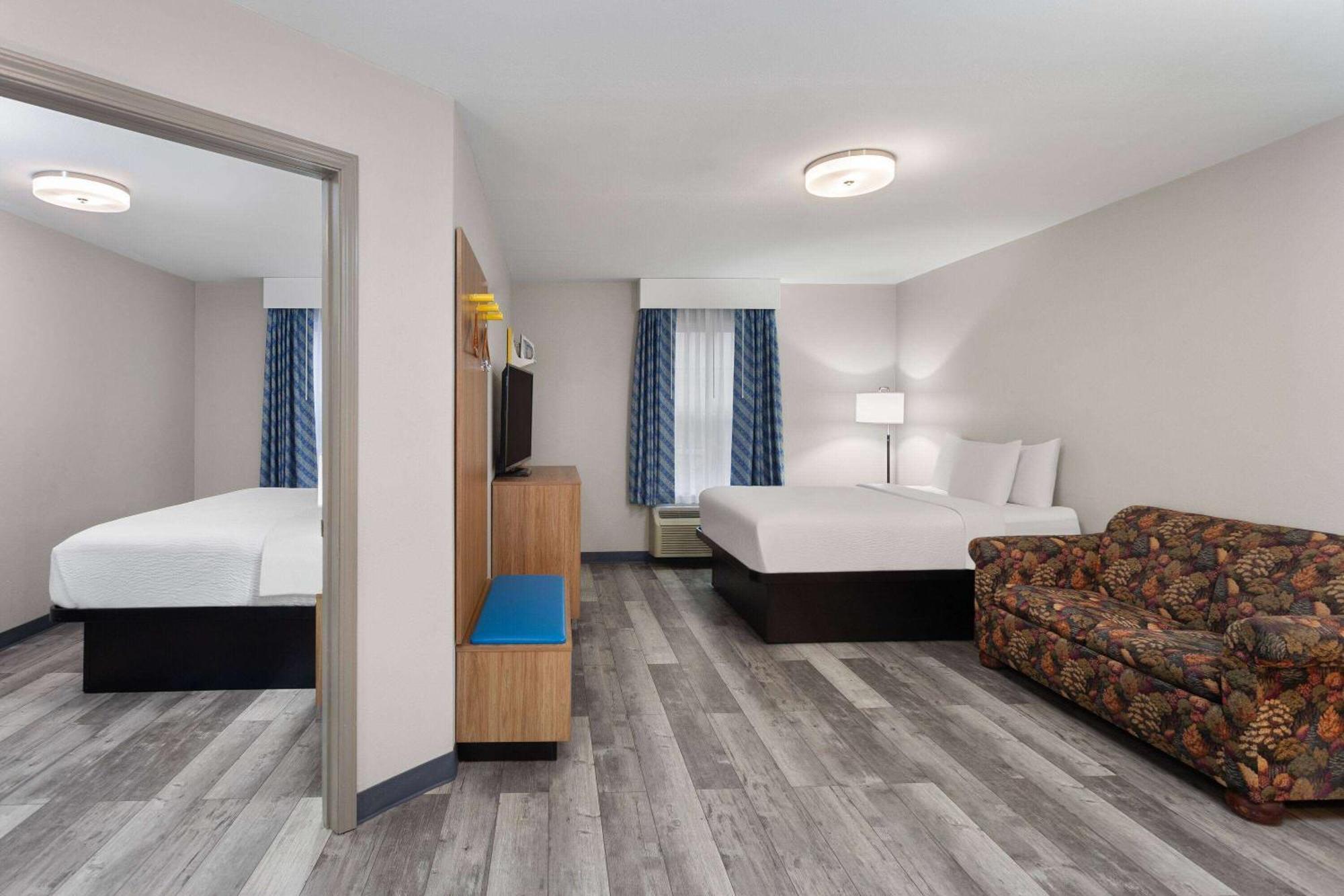 Days Inn & Suites By Wyndham Sellersburg Extérieur photo