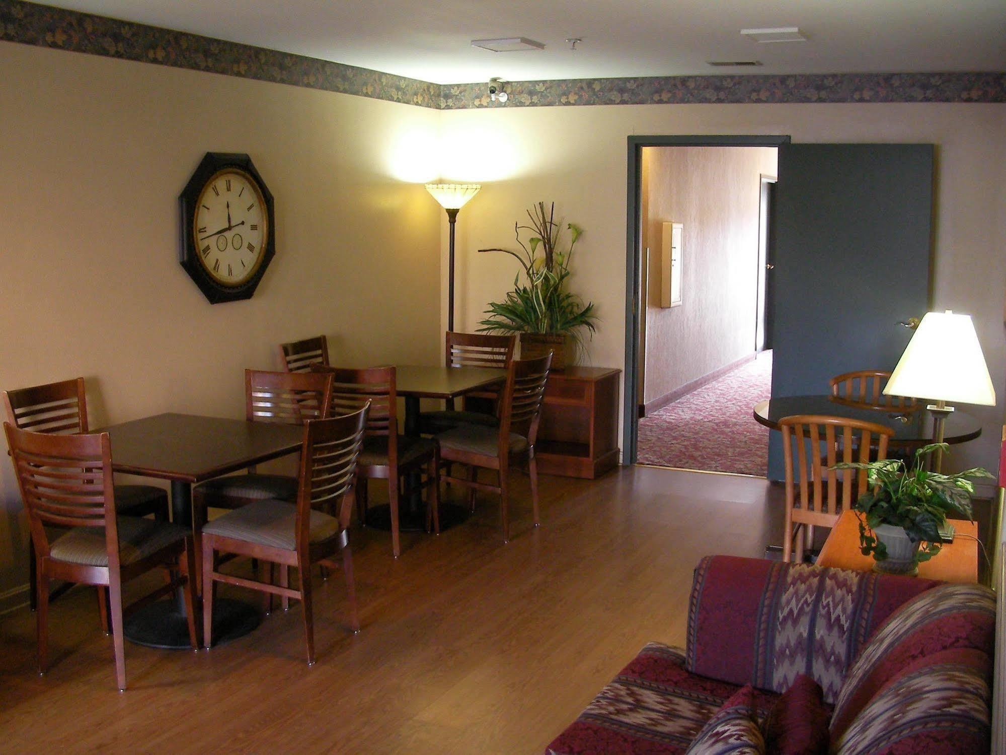 Days Inn & Suites By Wyndham Sellersburg Extérieur photo