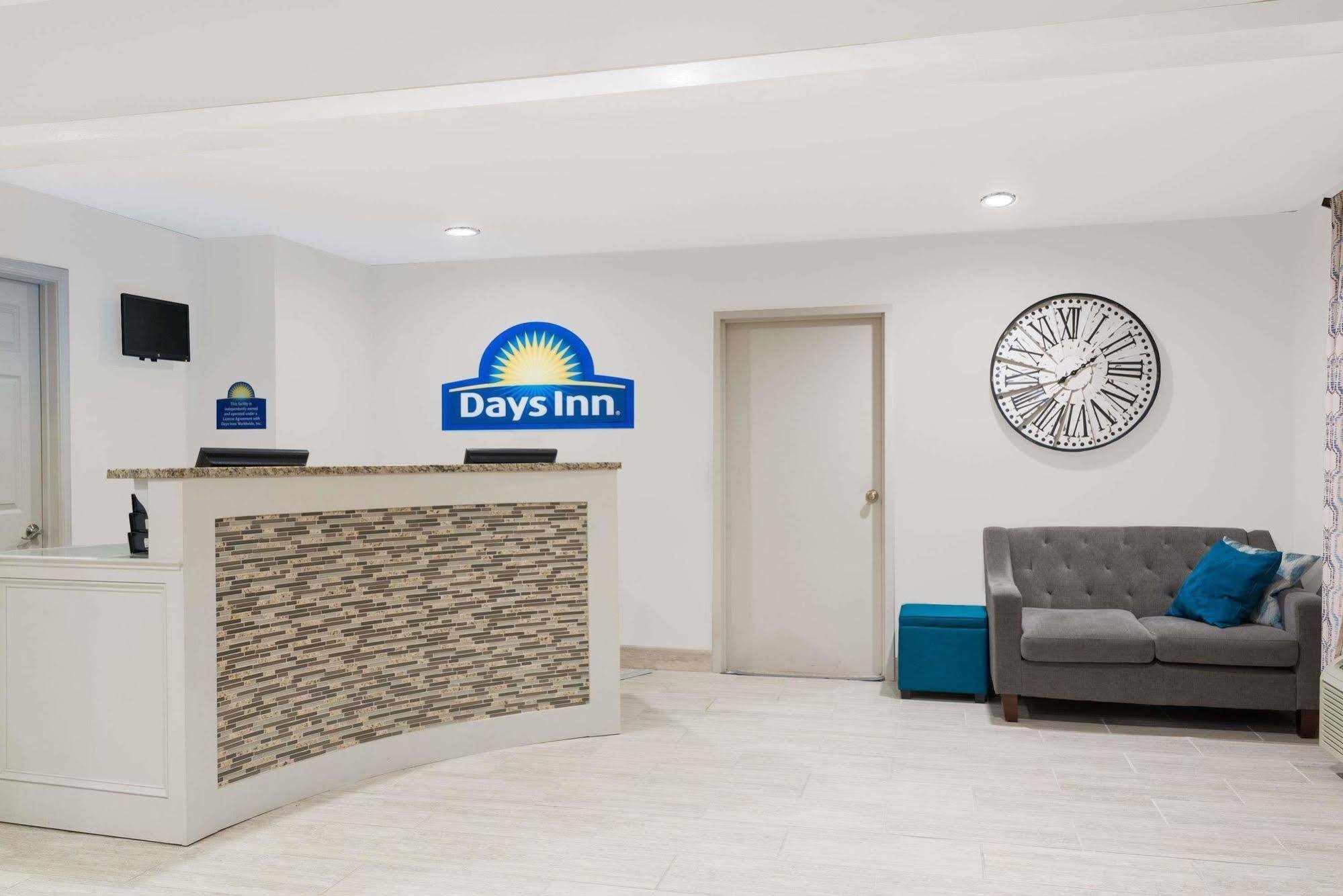 Days Inn & Suites By Wyndham Sellersburg Extérieur photo